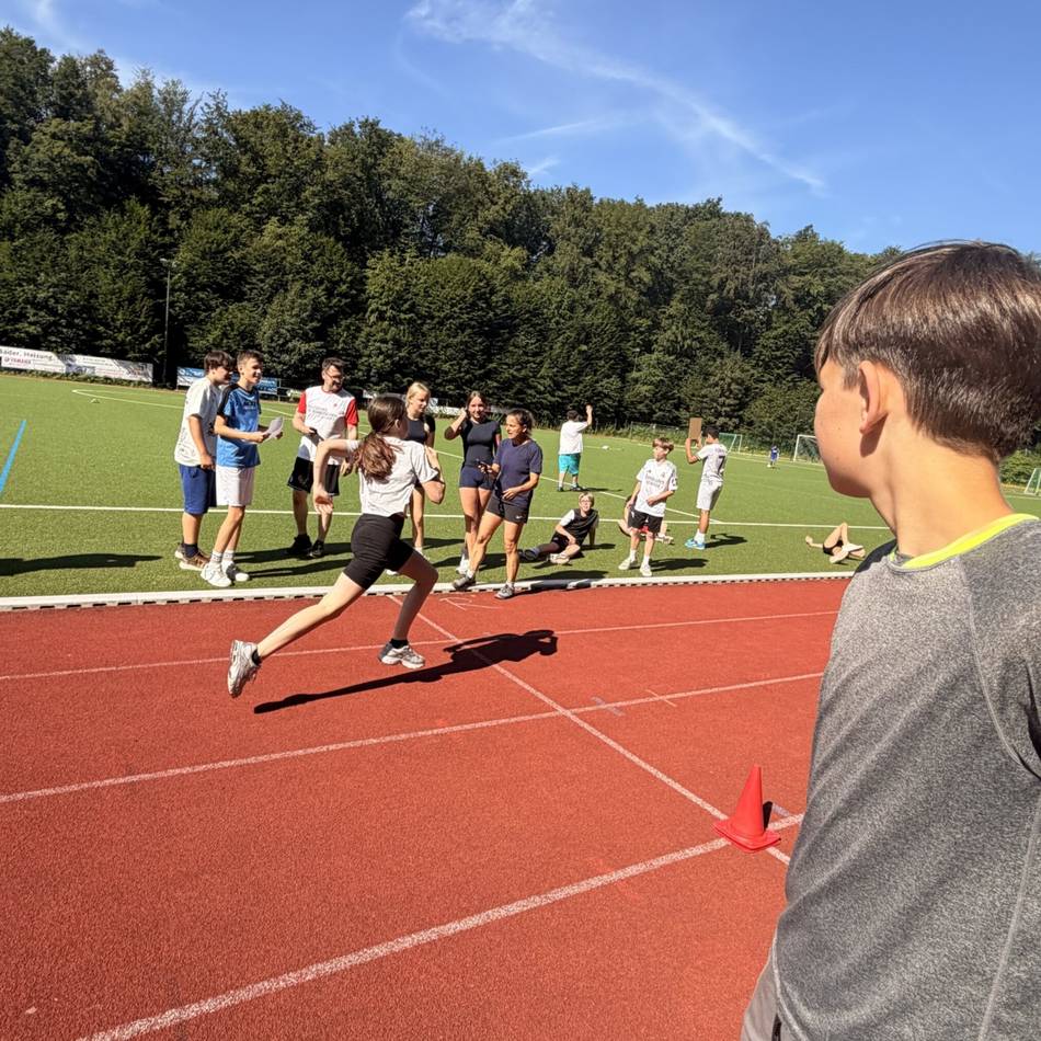 Gesamtschule Wermelskirchen: Höher, schneller weiter – Schüler legen Sportabzeichen ab