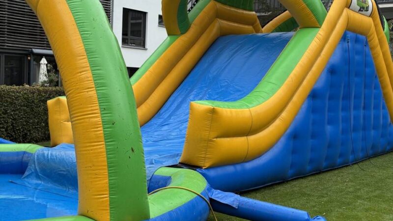Ferienaktion in Goch: Kostenlose Wasserrutsche am letzten Schultag