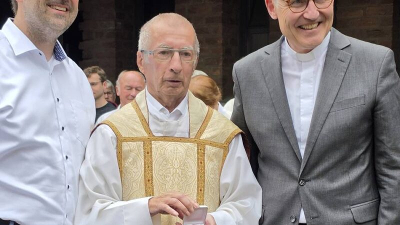 Auszeichnung in Dormagen: Goldene Münze für Pfarrer Peter-Mario Werner