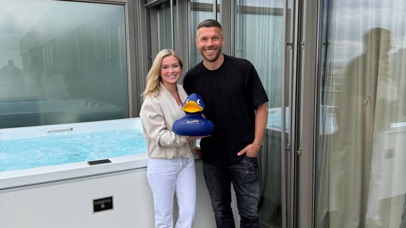 Reeser Tür- und Zargenhersteller: Torhersteller Novoferm trifft Torjäger Lukas Podolski