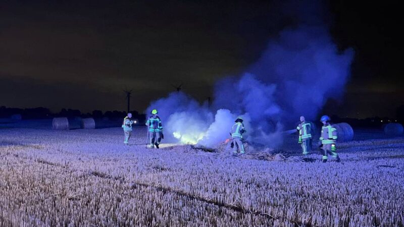 Feuer in Korschenbroich: Strohballen und Stoppelfeld in Brand geraten
