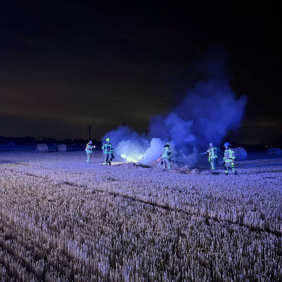 Feuer in Korschenbroich: Strohballen und Stoppelfeld in Brand geraten