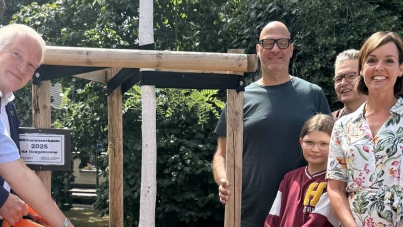 Am Altstadtring: Erster Willkommensbaum für Neugeborene in Kempen gepflanzt