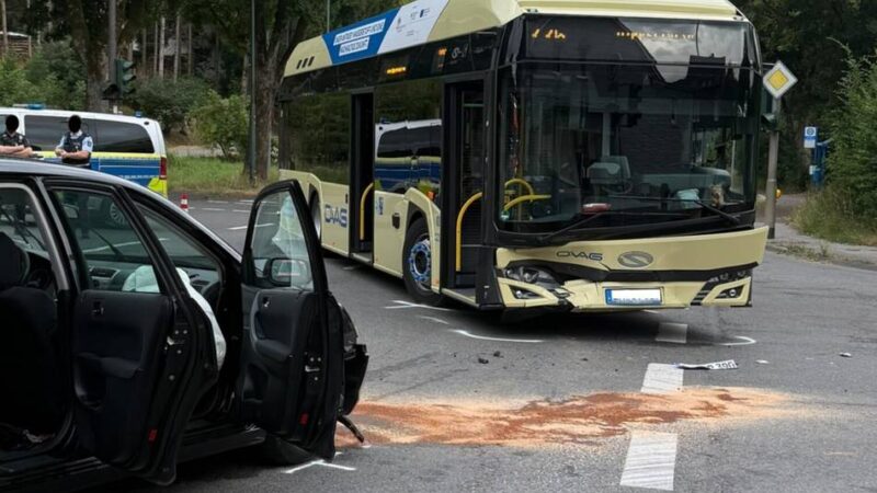 Unfall in Hückeswagen-Winterhagen: Linienbus gegen Auto – 80-Jährige schwer verletzt