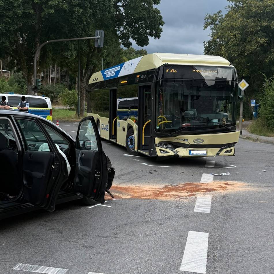 Unfall in Hückeswagen-Winterhagen: Linienbus gegen Auto – 80-Jährige schwer verletzt