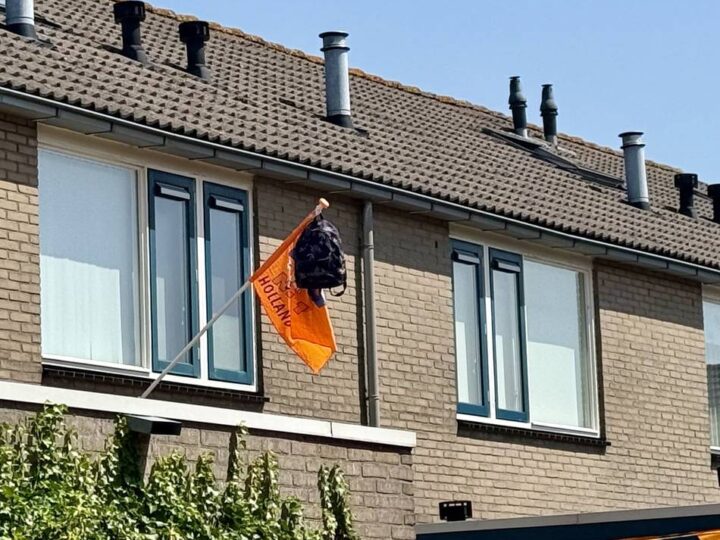 Besondere Tradition: Warum in den Niederlanden plötzlich Schulrucksäcke an den Fahnenmasten hängen