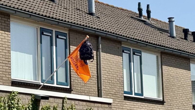 Besondere Tradition: Warum in den Niederlanden plötzlich Schulrucksäcke an den Fahnenmasten hängen