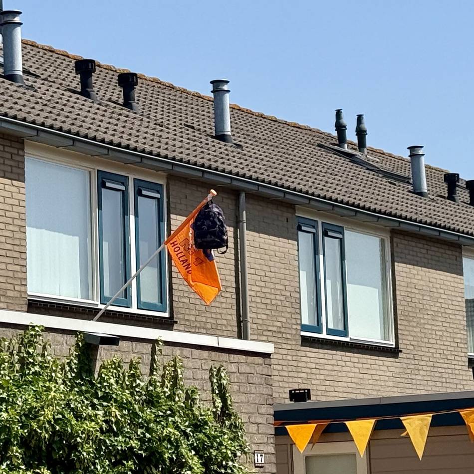 Besondere Tradition: Warum in den Niederlanden plötzlich Schulrucksäcke an den Fahnenmasten hängen