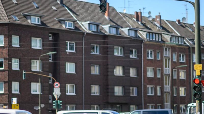 Unfall in Düsseldorf-Bilk: Radfahrer bei Unfall mit Lkw lebensgefährlich verletzt