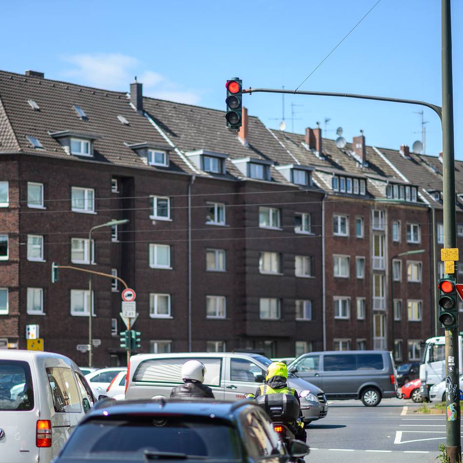 Unfall in Düsseldorf-Bilk: Radfahrer bei Unfall mit Lkw lebensgefährlich verletzt
