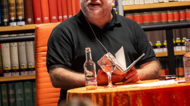 Literarischer Sommer beginnt in Neuss : Kristof Magnusson und sein Spionageroman fürs Reisegepäck