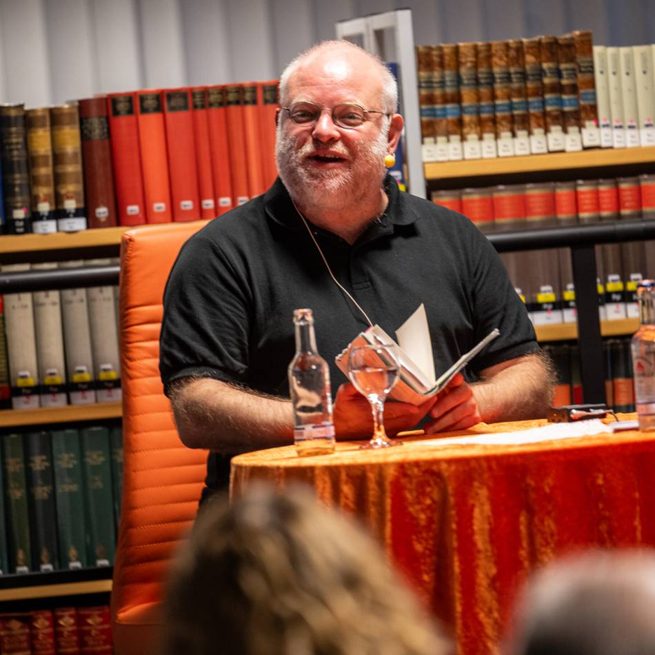 Literarischer Sommer beginnt in Neuss : Kristof Magnusson und sein Spionageroman fürs Reisegepäck