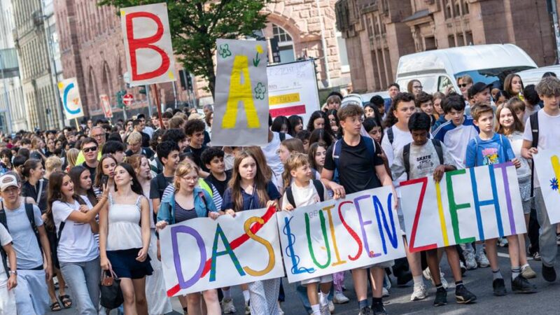 Schulneubau in Düsseldorf : 800 Schüler ziehen demonstrierend zum neuen Gymnasium