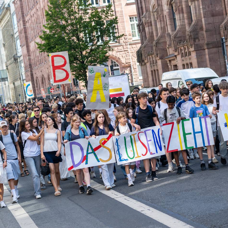 Schulneubau in Düsseldorf : 800 Schüler ziehen demonstrierend zum neuen Gymnasium