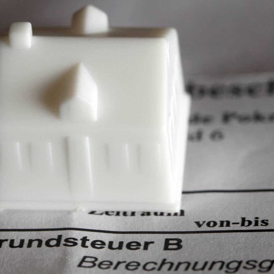 Diese Mehrkosten kommen auf Bürger zu: Höhere Grundsteuer B und Hundesteuer – Stadt verschickt Bescheide