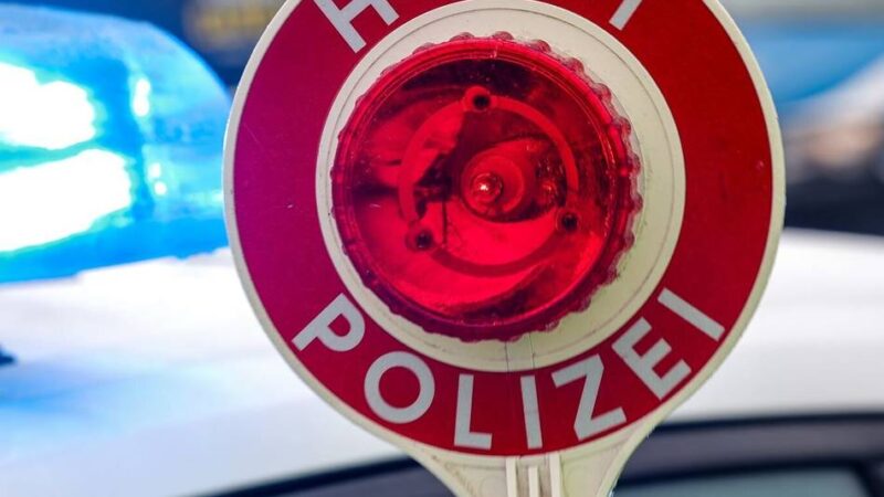 Polizeikontrolle A46: Fahrer flüchtet vor Polizei in Jüchen und wirft Kokain aus dem Auto
