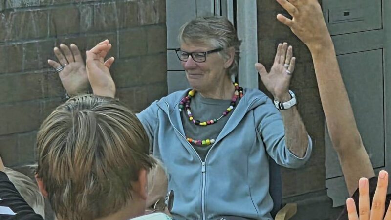 Schulsekretärin Elisabeth Müller geht in Ruhestand: Rührend-fröhlicher Abschied vom „Herz“ der Grundschule Wiehagen