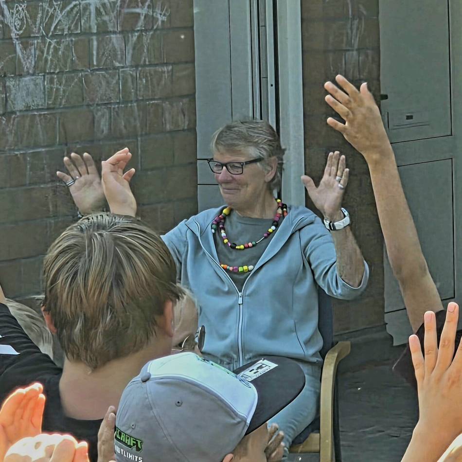 Schulsekretärin Elisabeth Müller geht in Ruhestand: Rührend-fröhlicher Abschied vom „Herz“ der Grundschule Wiehagen