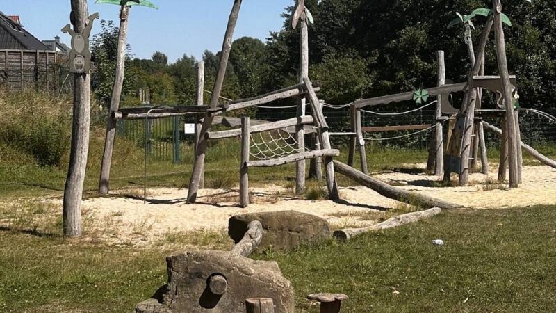 Neue Spielgeräte für Kurzen Weg: Doppelschaukel für Eltern und Kinder in Jüchen