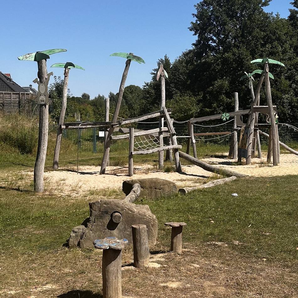 Neue Spielgeräte für Kurzen Weg: Doppelschaukel für Eltern und Kinder in Jüchen