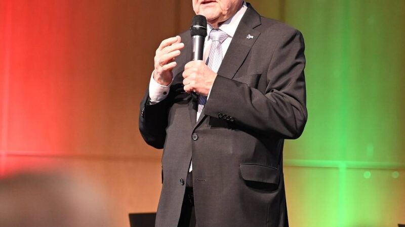NRW-Innenminister zu Gast in Wermelskirchen: Auf ein Eis mit Herbert Reul beim Wochenmarkt