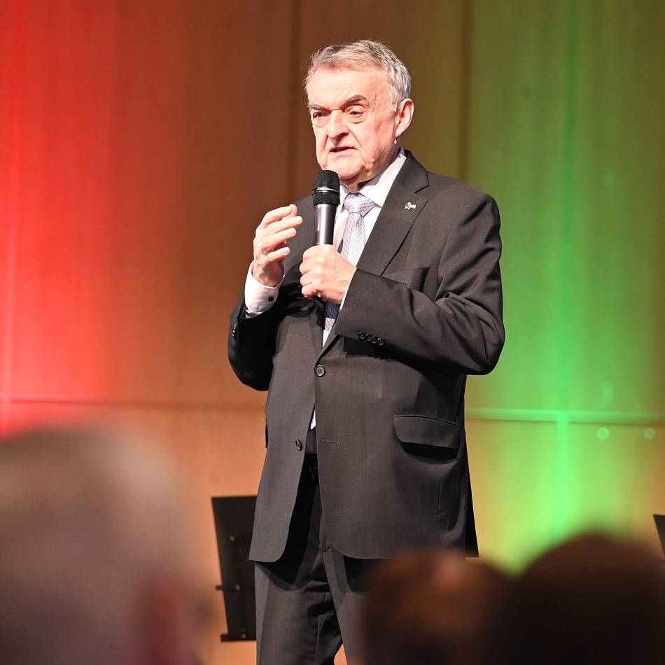 NRW-Innenminister zu Gast in Wermelskirchen: Auf ein Eis mit Herbert Reul beim Wochenmarkt