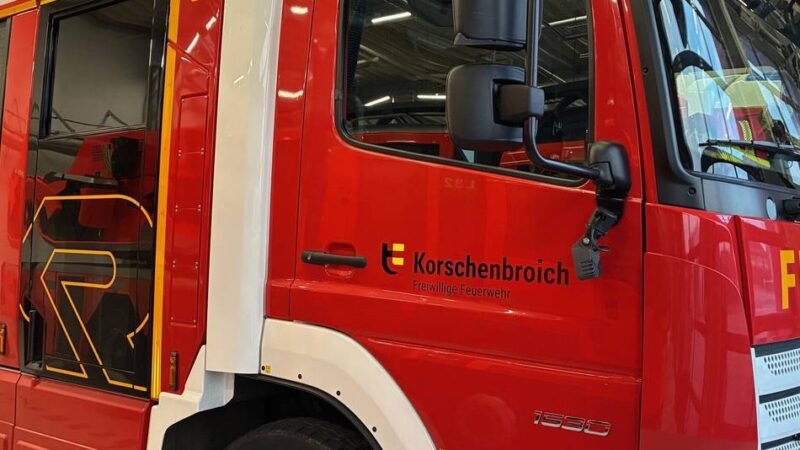 Verkehrsunfall in Korschenbroich: Langer Stau nach Zusammenstoß von zwei Fahrzeugen