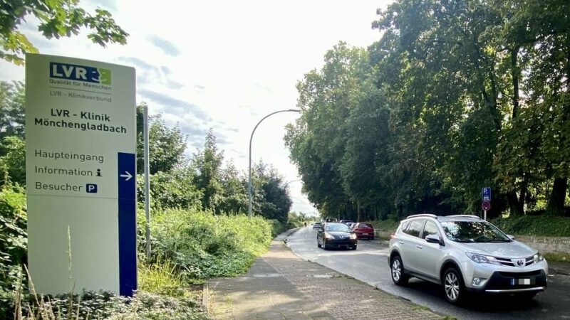Ermittlungen in Mönchengladbach: Radlerin muss ausweichen und stürzt – Autofahrer flüchtet