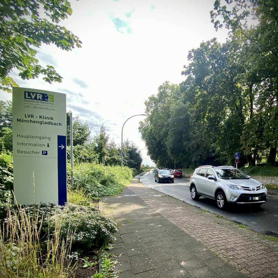 Ermittlungen in Mönchengladbach: Radlerin muss ausweichen und stürzt – Autofahrer flüchtet