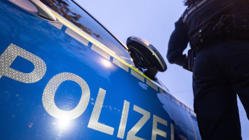 Am Montag in der Innenstadt: Betrüger stiehlt 92-jähriger Frau Schmuck aus der Wohnung in Rheinberg