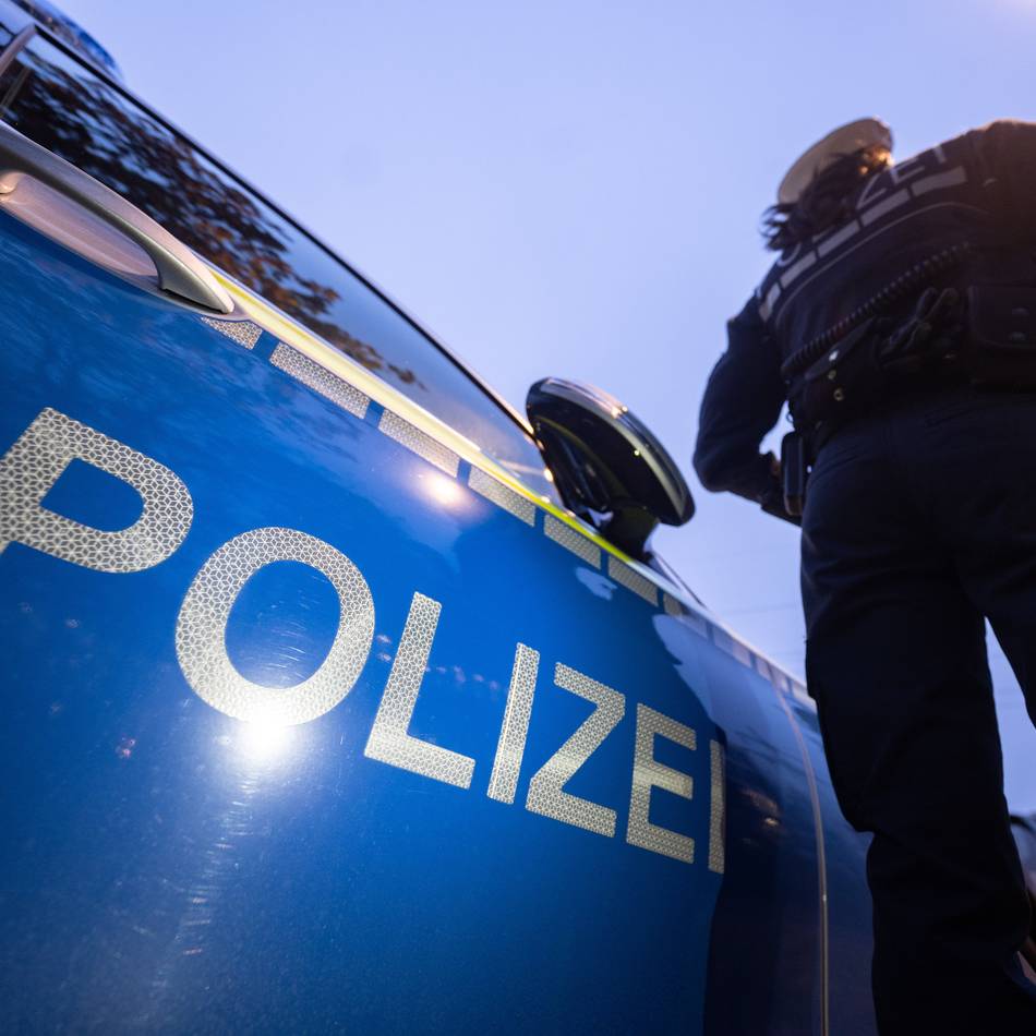Am Montag in der Innenstadt: Betrüger stiehlt 92-jähriger Frau Schmuck aus der Wohnung in Rheinberg