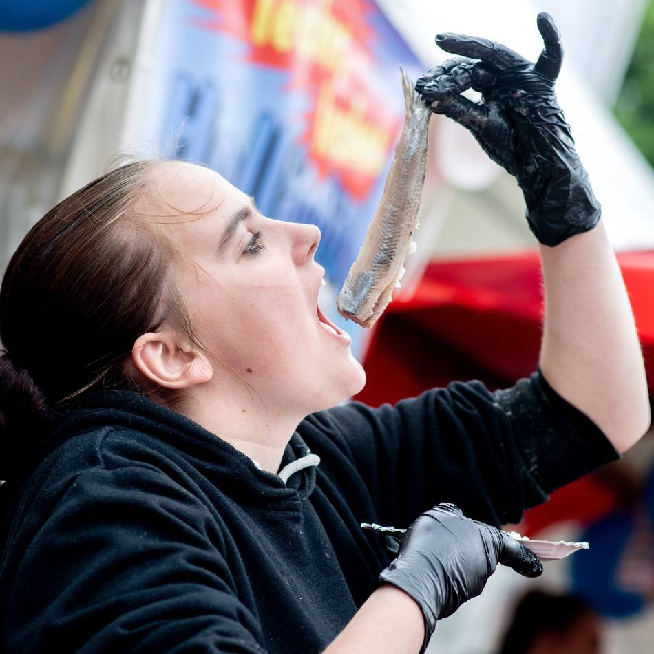 Fisch-Spezialitäten in Rheinberg: Erstes Matjesfest am Sonntag auf dem Lindenplatz