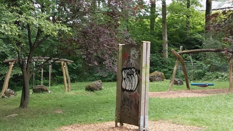 Spielplatz im Stadtwald Mettmann: Drehscheibe und Klettergerüst sind weg