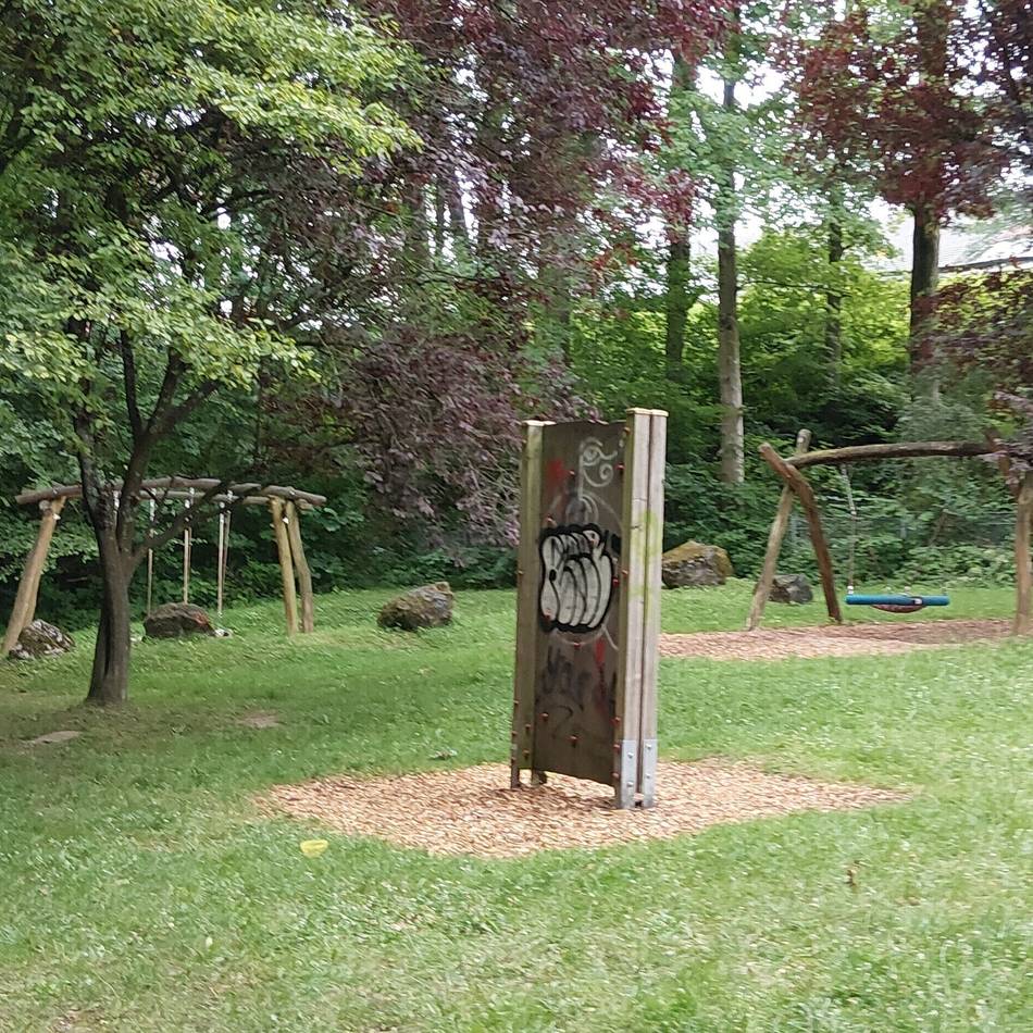 Spielplatz im Stadtwald Mettmann: Drehscheibe und Klettergerüst sind weg