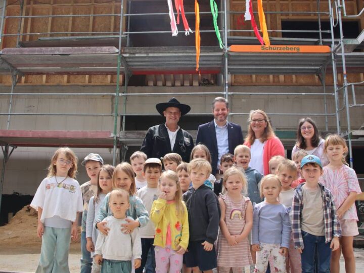 Kita-Neubau in Meerbusch: Kitakinder feiern Richtfest für das „schönste Haus in Nierst“