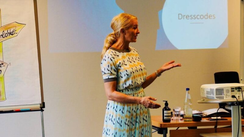 Interview Corinna Rund über Dresscode im Job: „Nach Corona ist kaum noch eine Krawatte ins Office zurückgekehrt“