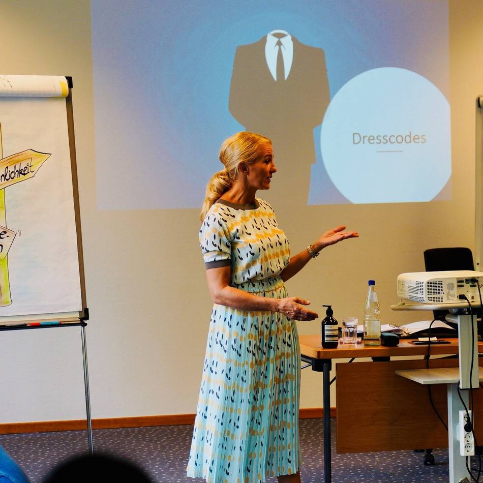 Interview Corinna Rund über Dresscode im Job: „Nach Corona ist kaum noch eine Krawatte ins Office zurückgekehrt“