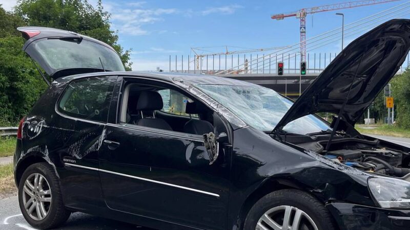 Zwei Verletze, zwei kaputte Autos: Auffahrunfall in Homberg – Golf überschlägt sich