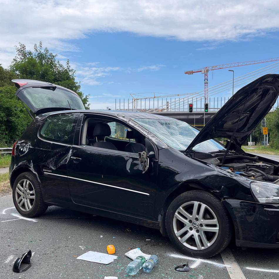 Zwei Verletze, zwei kaputte Autos: Auffahrunfall in Homberg – Golf überschlägt sich