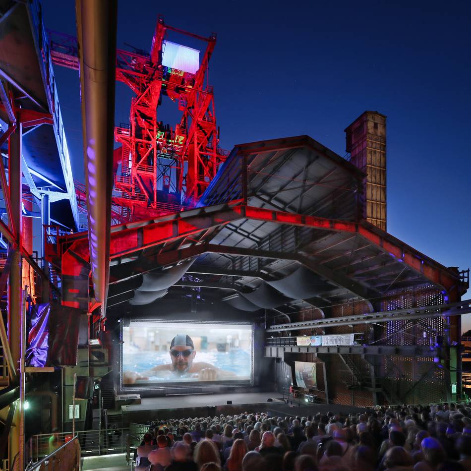 Stadtwerke Sommerkino: „Die Ältern“ feiert umjubelte Premiere im Freien
