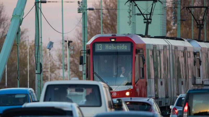 Pendler in Leverkusen: Stadt warnt vor Fahrspur-Kürzung auf Mülheimer Brücke
