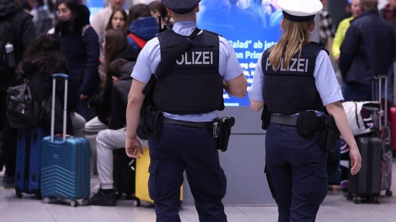 Mit Haftbefehlen gesucht: Bundespolizei fasst zwei Verurteilte am Flughafen Düsseldorf
