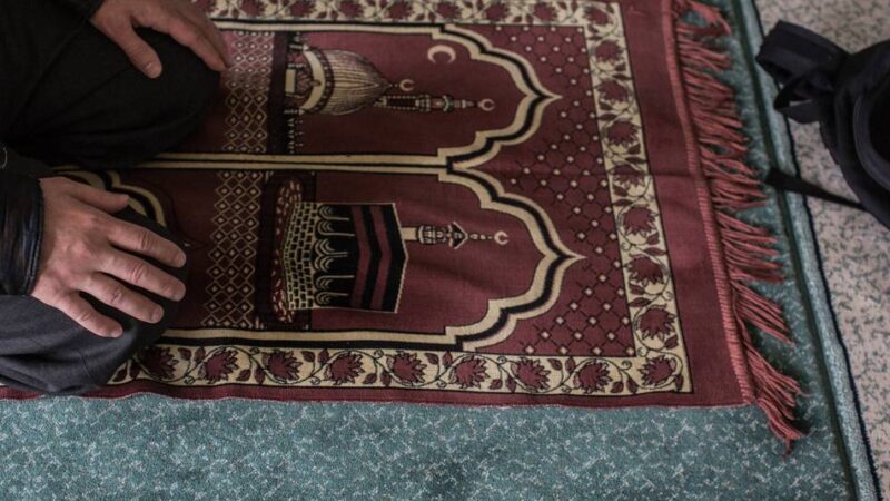 Fall in Duisburg: Muslimische Erzieherin darf nicht in der Kita beten – und zieht vor Gericht