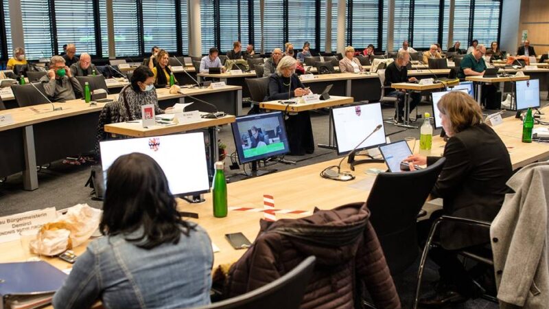 Kommentar zu Haushaltsreden in Leverkusen: Künftig kurz und knackig, bitteschön
