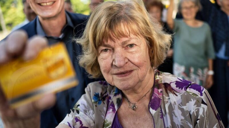 Ehrenamtskarte seit 1. Juli in Langenfeld: Elfriede Steckel bekommt erste Jubiläums-Ehrenamtskarte