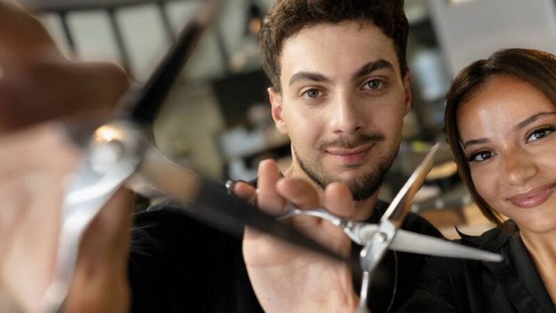 Ausbildung im Kreis Mettmann: Medizinstudent aus Armenien wird Jahrgangsbester bei Friseuren