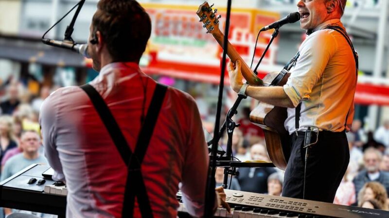 Langenfeld live: Duo Floh & Chris spielt zum Auftakt auf dem Markt