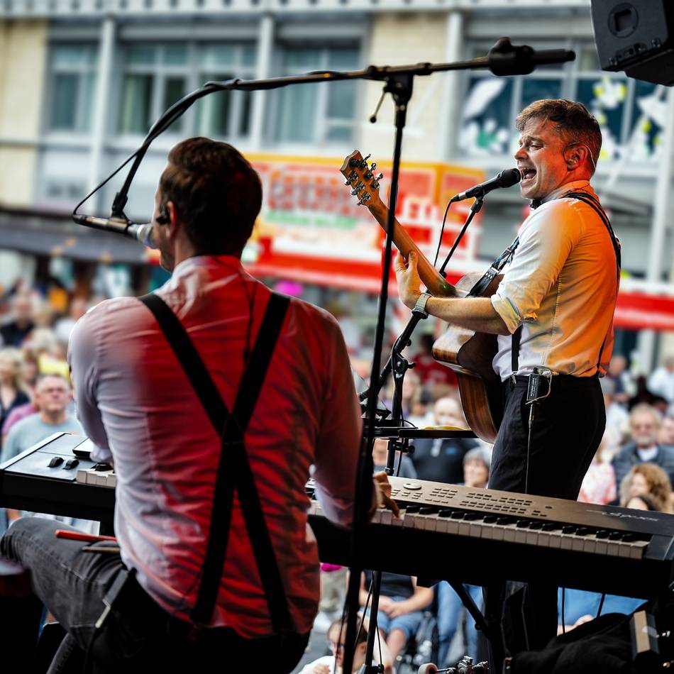 Langenfeld live: Duo Floh & Chris spielt zum Auftakt auf dem Markt