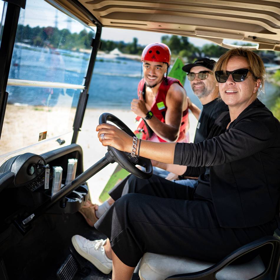 Sommertour in Langenfeld: Ministerin Neubaur genießt Besuch auf der Wasserskianlage