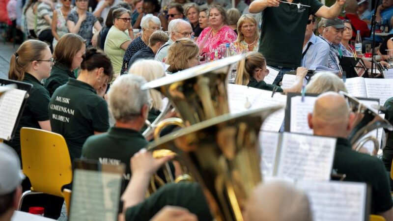Bayer-Blasorchester-Konzert in Leverkusen: Musikalisches Freiluftvergnügen in Wiesdorf